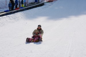 そりなどの「雪遊び」が人気急上昇中